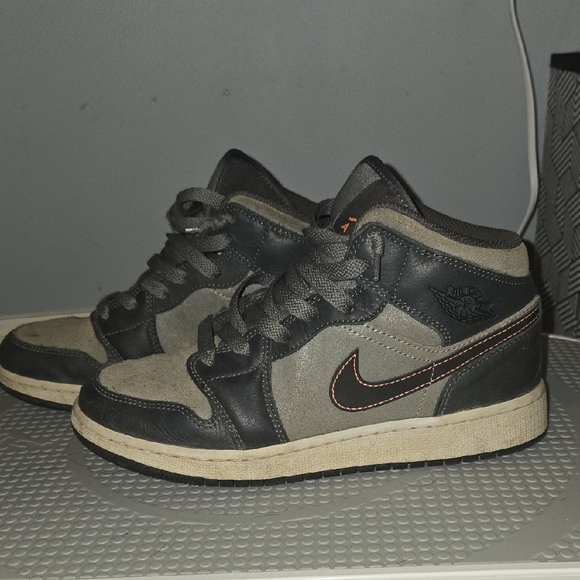 Jordan Black and Gray Sneakers - Picture 4 of 7